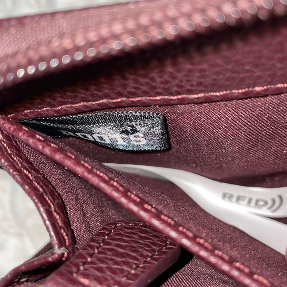 Roots Genuine Leather RFID Zip Around Wallet - Picture 6 of 12